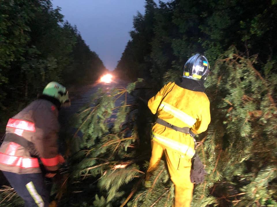 Град розміром з яйце, зірвані дахи, затоплені вулиці: наслідки урагану у Рівному (відео)