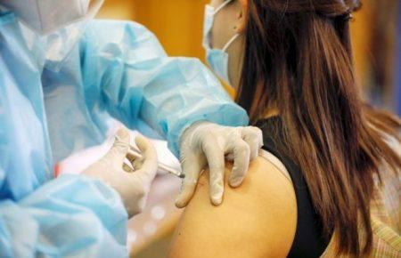 В Україні близько 5,4% вакциновані принаймні однією дозою, трохи більш як 2% — повністю — Ганиченко