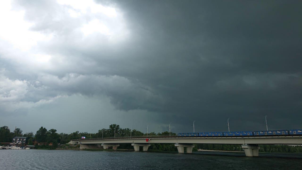 Негода дісталася Києва: злива, вітер та гроза (ФОТО, ВІДЕО)
