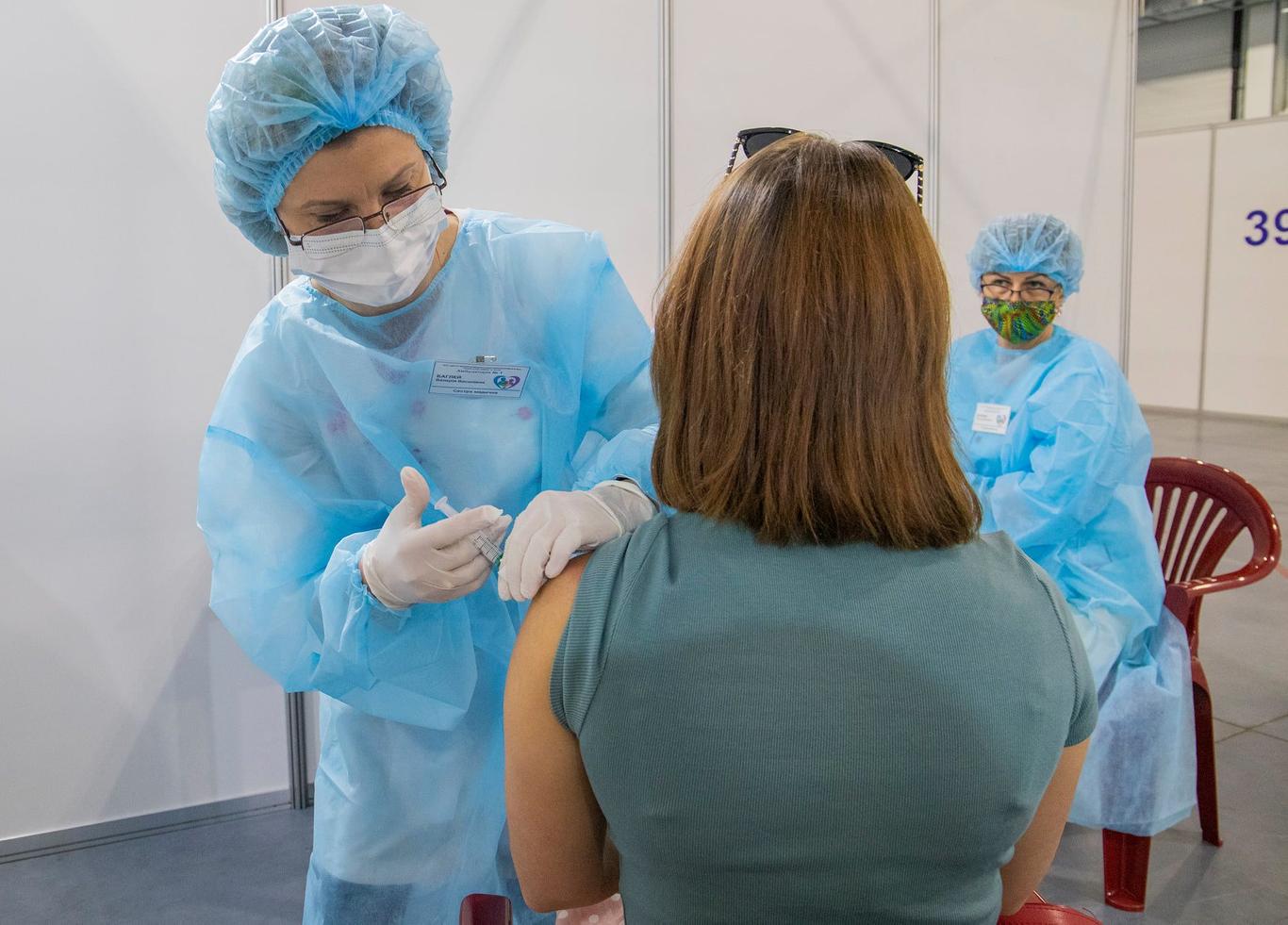 Привилегий для вакцинированных пока не будет — главный санврач