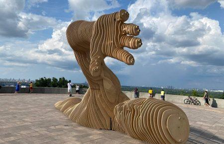 У Києві відкрили скульптуру, створену для фестивалю Burning Man, який скасували через пандемію