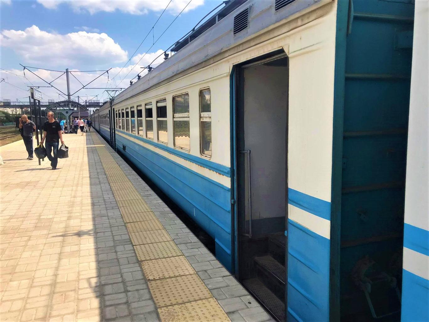 «Люди вже намагались вилазити через вікно аварійного виходу»: історії пасажирів, які стали «заручниками» аварії на залізниці під Києвом