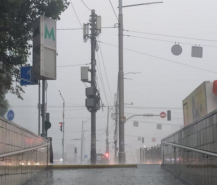 Последствия ливня в Киеве: затоплены переходы, вода в метро (фото, видео)