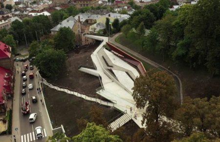 У Львові підлітки влаштували вечірку на Меморіалі Героїв Небесної сотні, поліція відкрила провадження
