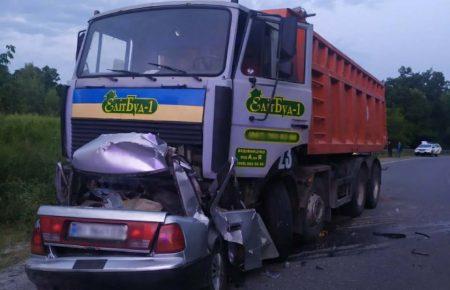 На Полтавщині легковик зіткнувся з вантажівкою, 4 людей загинули