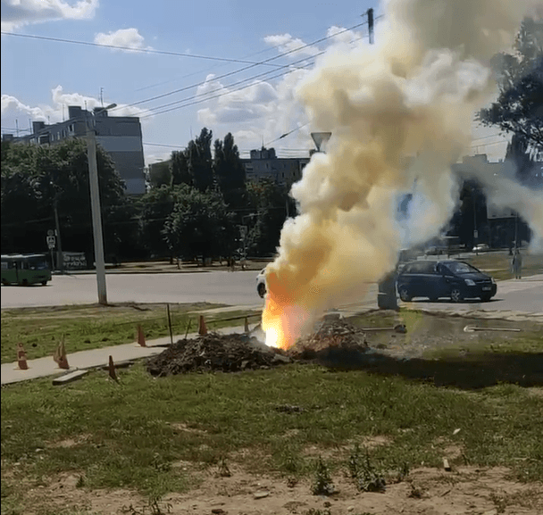 Аварія у Харкові: з-під землі вирвався стовп вогню (відео)