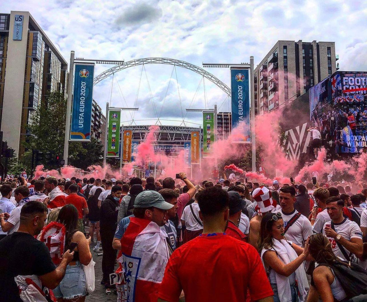 У Лондоні натовп англійських уболівальників прорвався крізь кордон охорони (відео)