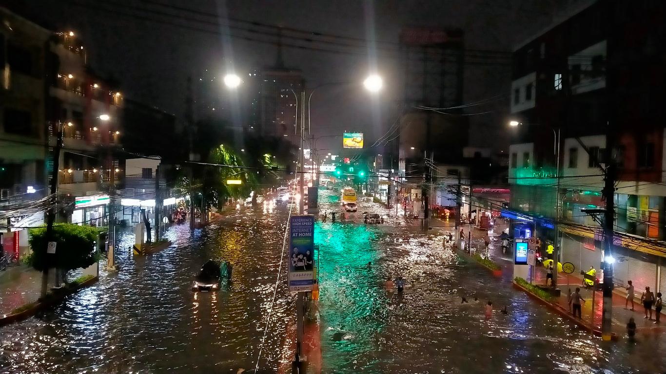 Повінь на Філіппінах: Маніла затоплена, тисячі людей евакуювали (ФОТО)