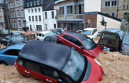 У Бельгії внаслідок потужних злив знову повені, потік води змиває автівки (ВІДЕО)