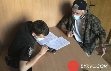 У Києві біля суду праворадикали напали на кореспондента видання #Букви