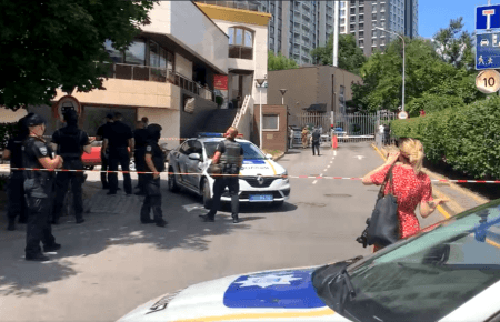 У Голосіївському районі сталася стрілянина, постраждали поліцейський та цивільний