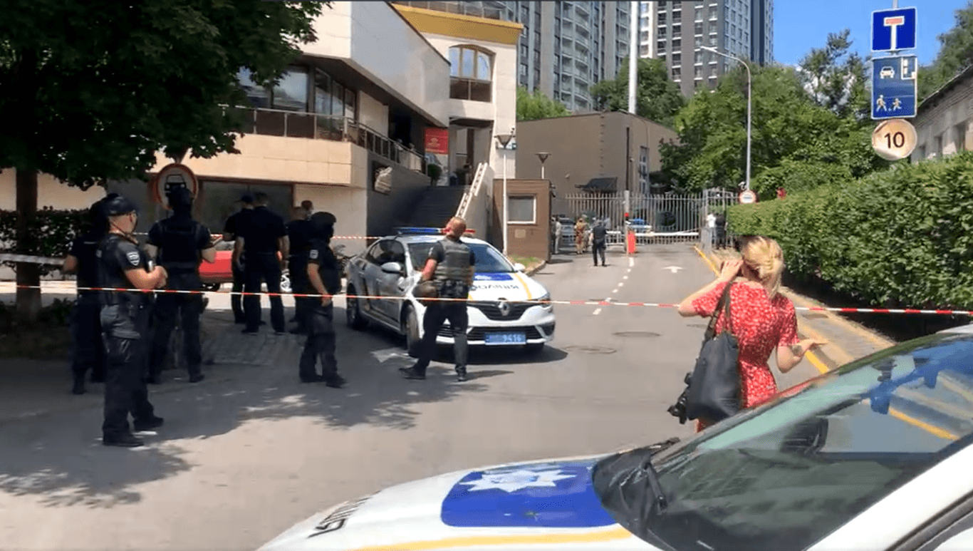 У Голосіївському районі сталася стрілянина, постраждали поліцейський та цивільний