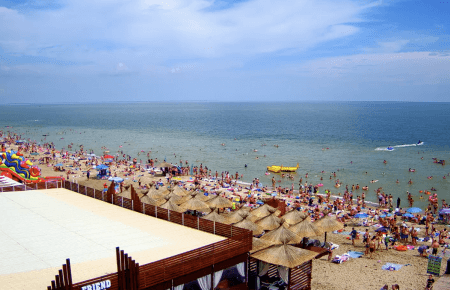 Как выглядит курортный Урзуф: на пляжах появились веб-камеры
