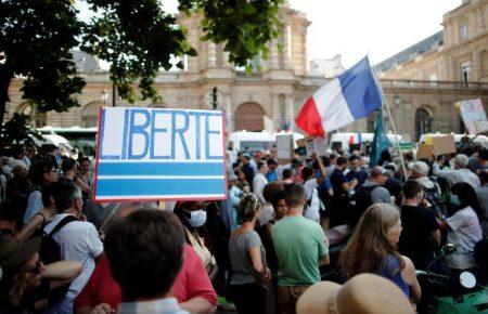 У Франції ухвалили введення додаткових обмежень для невакцинованих людей