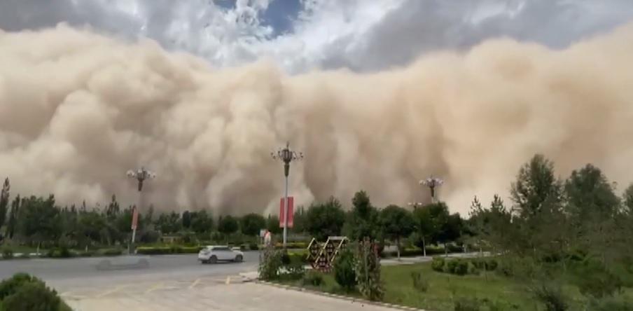 Пилова буря накрила китайське місто Дуньхуан (ВІДЕО)