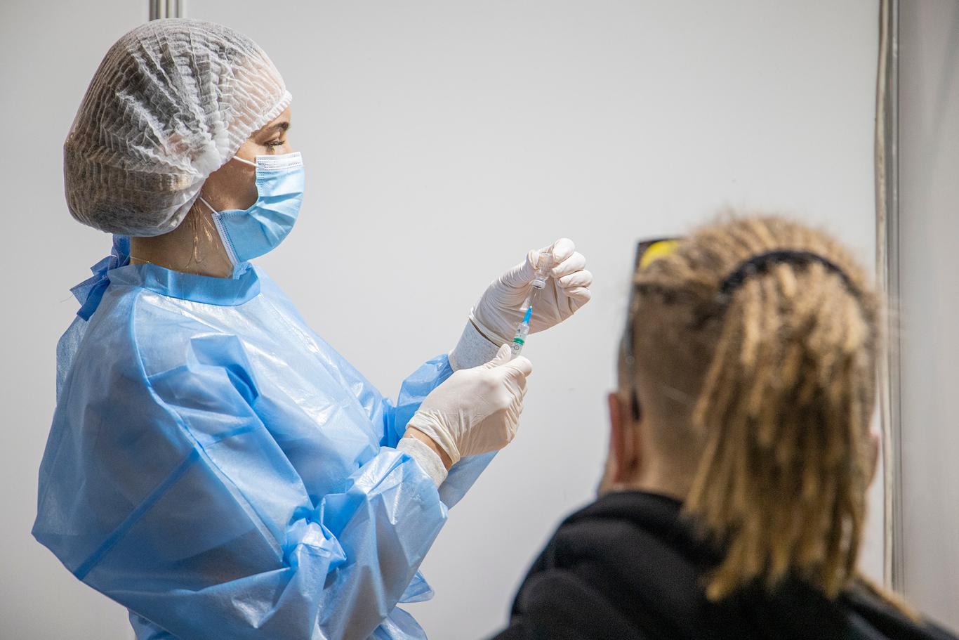 В медучреждениях столицы заработают мини-прививочные центры — записаться можно через helsi.me