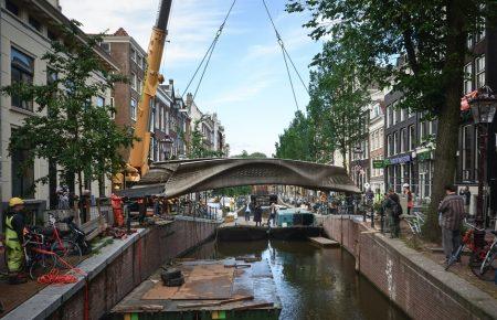 В Амстердамі відкрили перший надрукований на 3D-принтері сталевий міст вагою понад 6 тонн (фото)