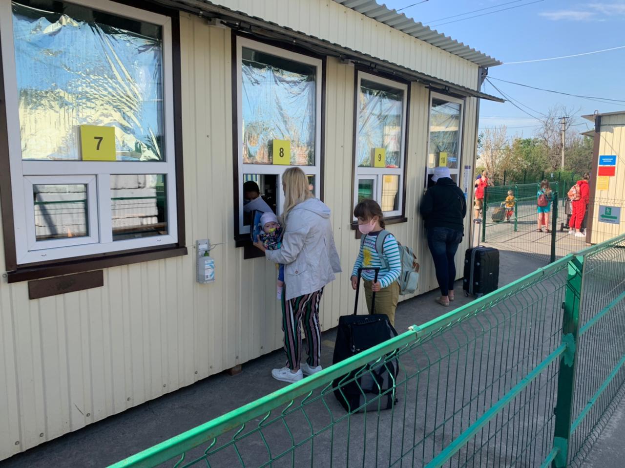 Большинство КПВВ на линии разграничения хорошо оснащены, багаж проверяют в помещениях с кондиционером — Лукашина