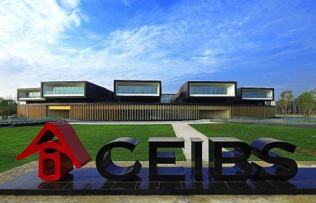 У Китаї учнів з невакцинованих сімей не пускатимуть у школу