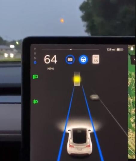 Автопілот Tesla сприймає Місяць за жовтий сигнал світлофора
