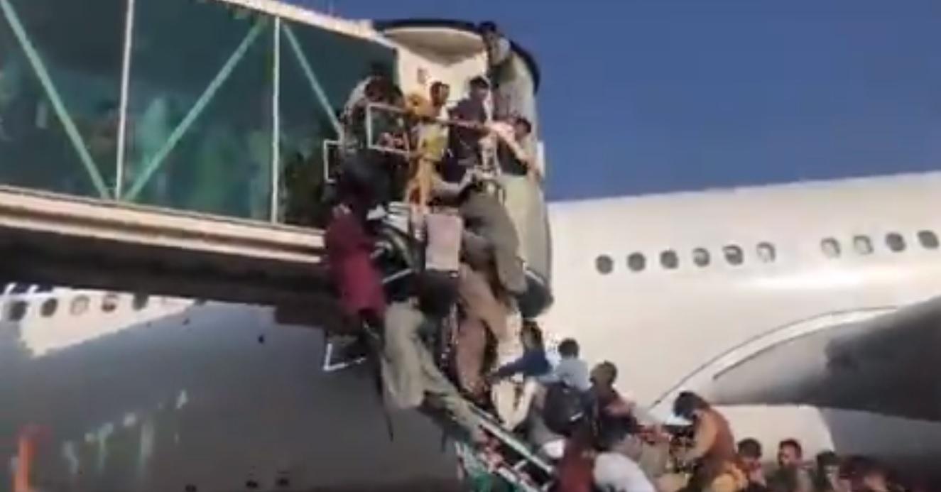 США призупиняє рейси евакуації з Кабула, щоб спробувати звільнити злітну смугу від людей — журналіст
