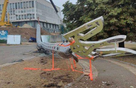 В Херсоне во время установки упал самый высокий флагшток в области и повредил автомобиль