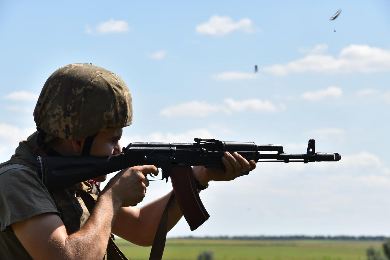 На Донбассе трое военных получили ранения: один из них в тяжелом состоянии