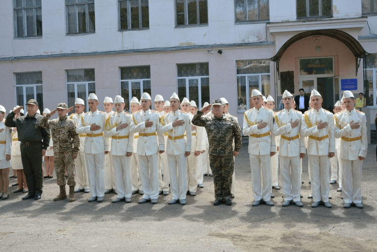 Законодавчі колізії чи наступ на патріотизм: чому в Чернівцях військовий ліцей повернув заяви вступникам