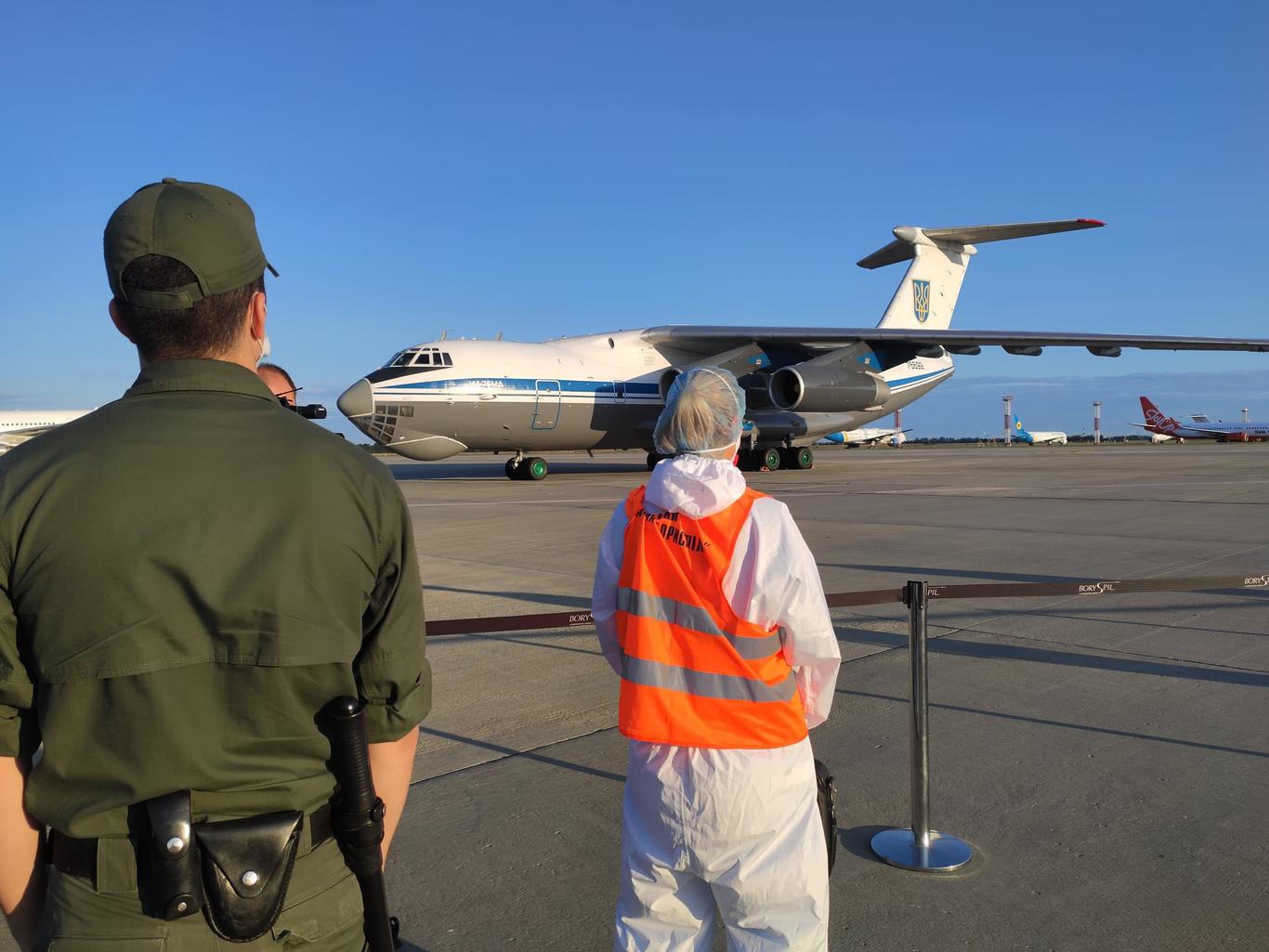 Український літак з ще понад сотнею людей вилетів з Афганістану — Кулеба