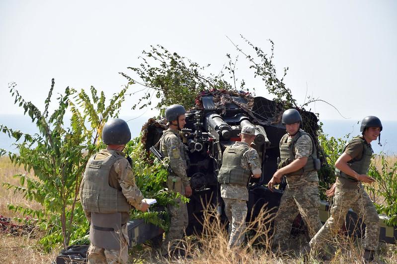 Доба на Донбасі: два українських військових поранені, один у тяжкому стані