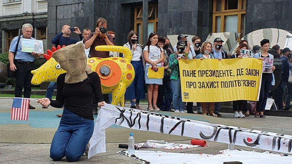 Акція під ОП: родичі бранців Кремля вимагали, аби Зеленський поговорив з Байденом про їх звільнення