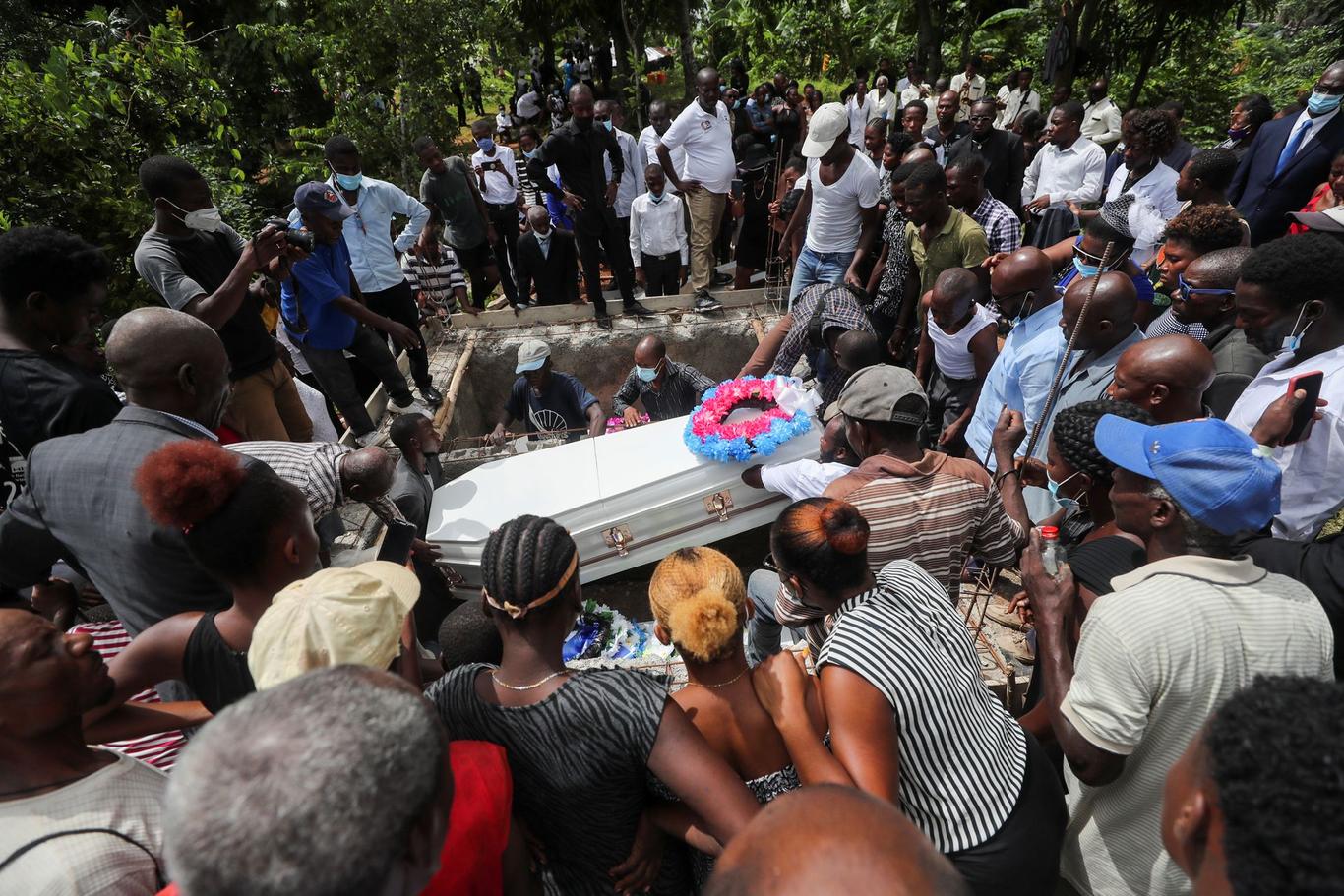 Понад 2 тисячі загиблих: на Гаїті прощаються із жертвами землетрусу