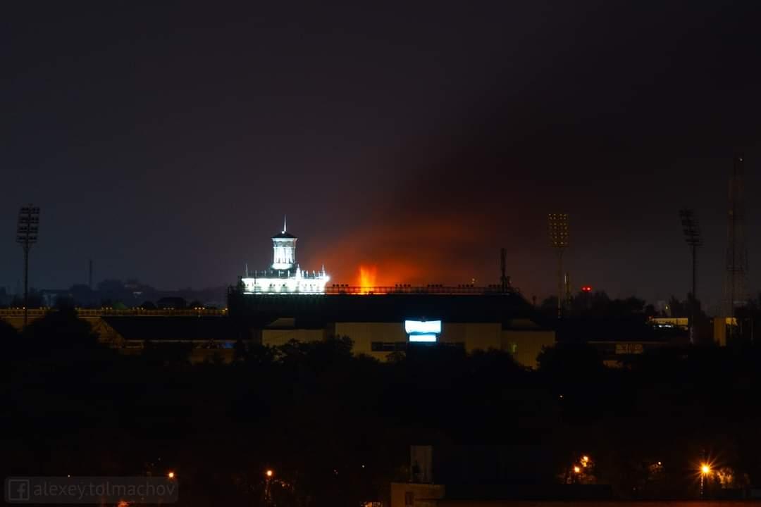 У Запоріжжі горить багатоповерхівка — ймовірно, стався вибух