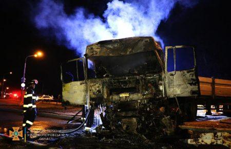 В Днепре столкнулись 4 грузовика: один водитель погиб, 4 человека госпитализировали