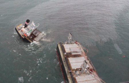 Судно, що сіло на мілину на півночі Японії, розкололося, стався витік нафти