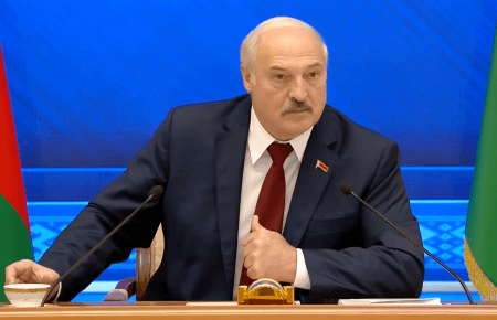 Лукашенко визнав, що білоруські війська «могли допомагати» мігрантам потрапити в ЄС