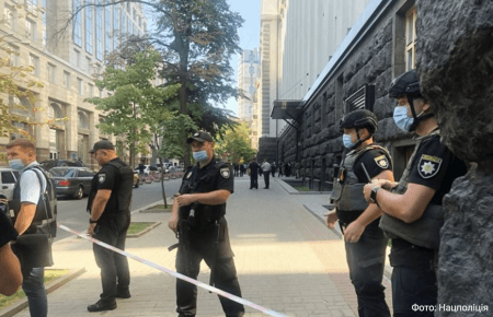 Мужчине, который угрожал взорвать в Кабмине гранату, объявили о подозрении