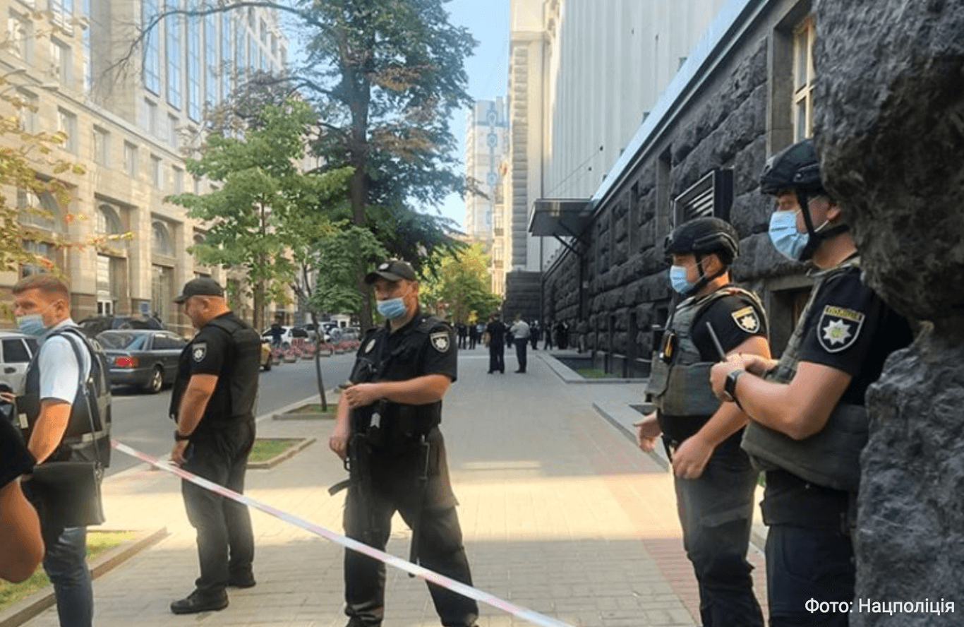 Мужчине, который угрожал взорвать в Кабмине гранату, объявили о подозрении