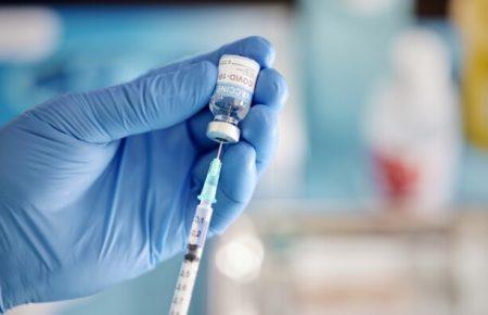 В Україні першу дозу вакцини від CОVID-19 отримали вже понад 4,1 млн людей