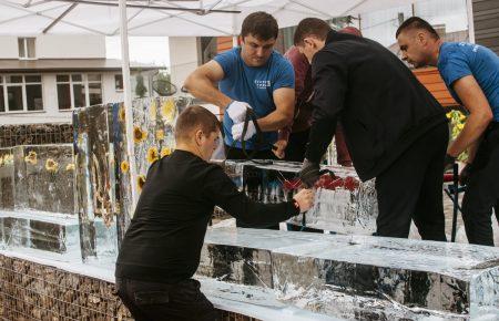 У Трускавці спорудили найбільшу крижану барну стійку: вона потрапила до Книги рекордів України