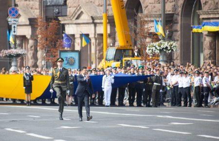 Зеленский во время выступления подписал указ о начале празднования Дня украинской государственности