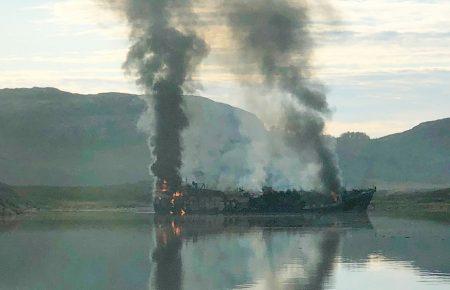У норвезькому порту Кіркенес загорівся російський траулер, гасіння припинили через вибухи