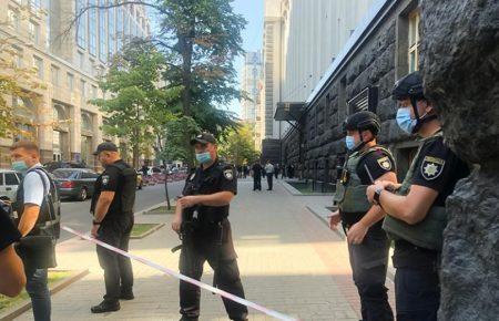 Чоловіку, який погрожував підірвати в Кабміні гранату, оголосили про підозру