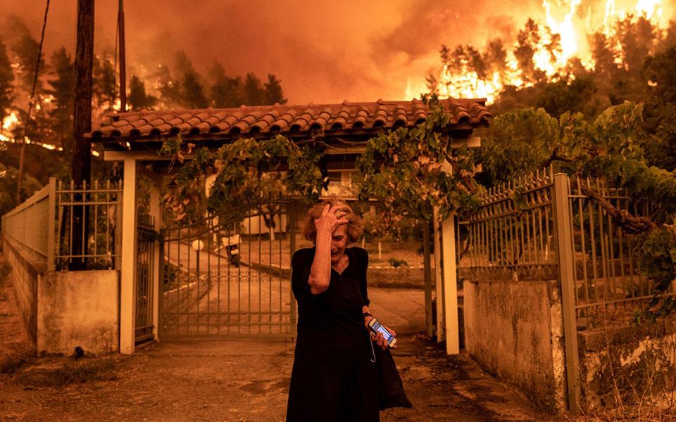 «Наші діти ніколи не побачать нашу землю такою, як бачили ми» — пожежі на грецькому острові Евія тривають 7 день (ФОТО)