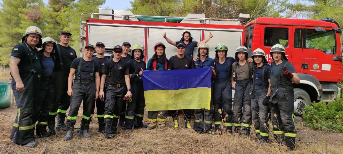 Украинские спасатели продолжают помогать тушить пожары в Греции (фото, видео)