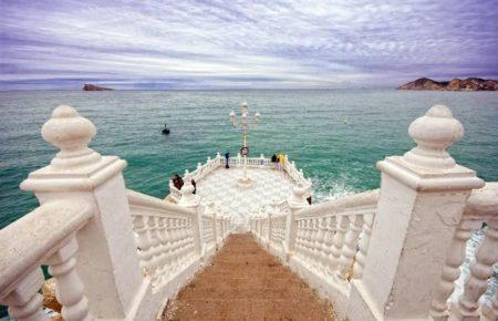 МЗС: В Іспанії у лікарні померла українка, яка зірвалася зі скелі, намагаючись зробити селфі