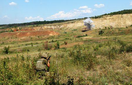 Доба на Донбасі: один український військовий загинув, троє поранені