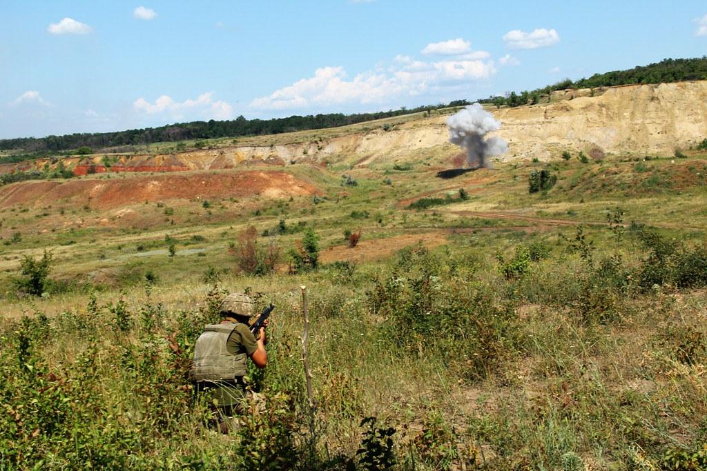 Доба на Донбасі: один український військовий загинув, троє поранені