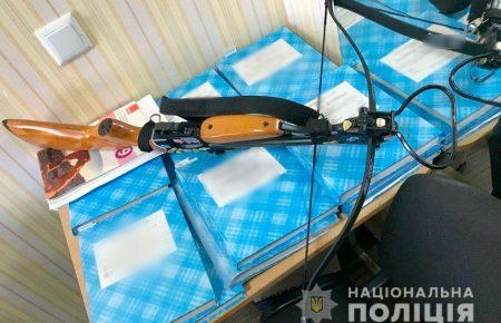 В Полтаве девушка из арбалета ранила в школе двух учителей