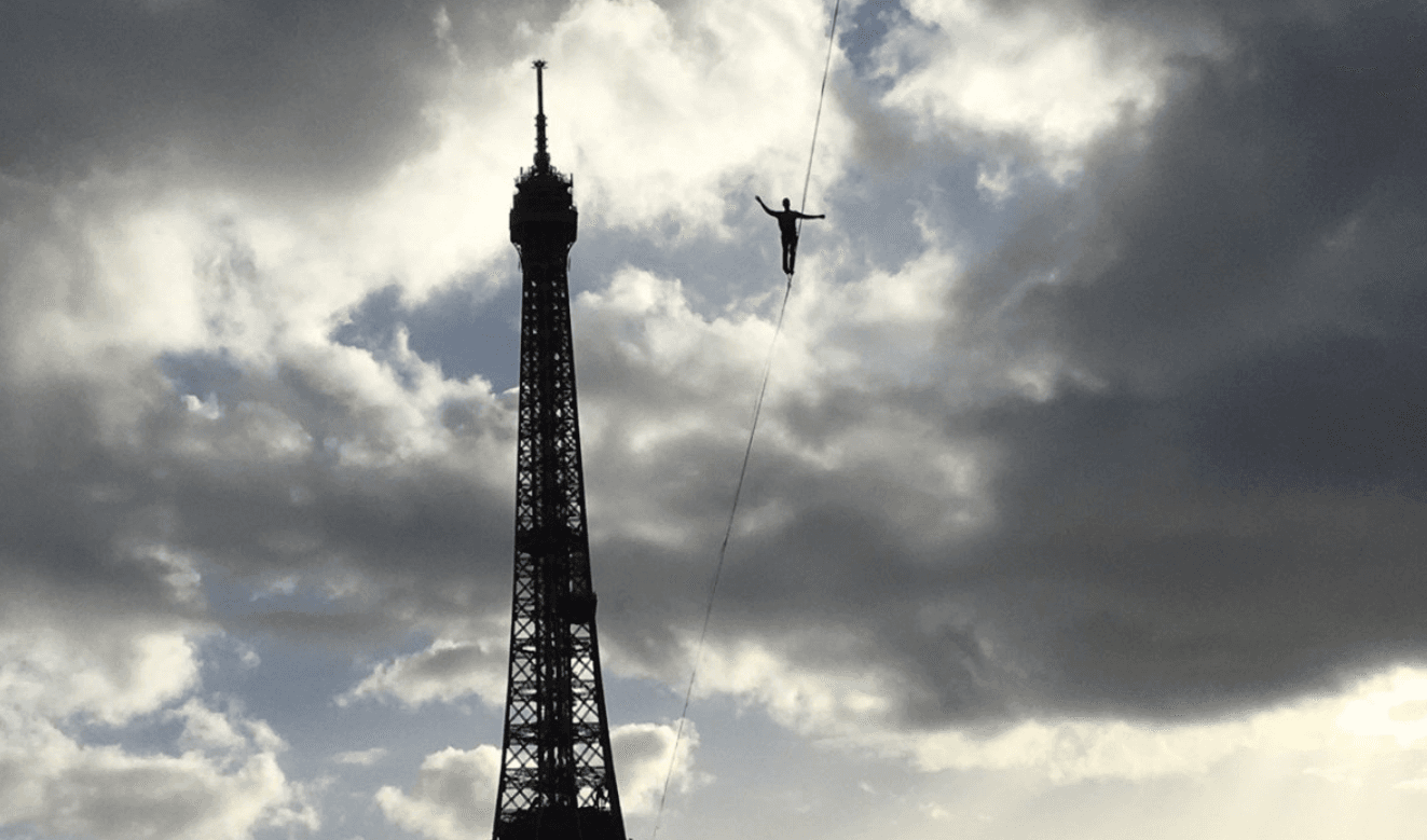На висоті 70 метрів: у Парижі канатоходець пройшов по тросу від Ейфелевої вежі до театру Шайо